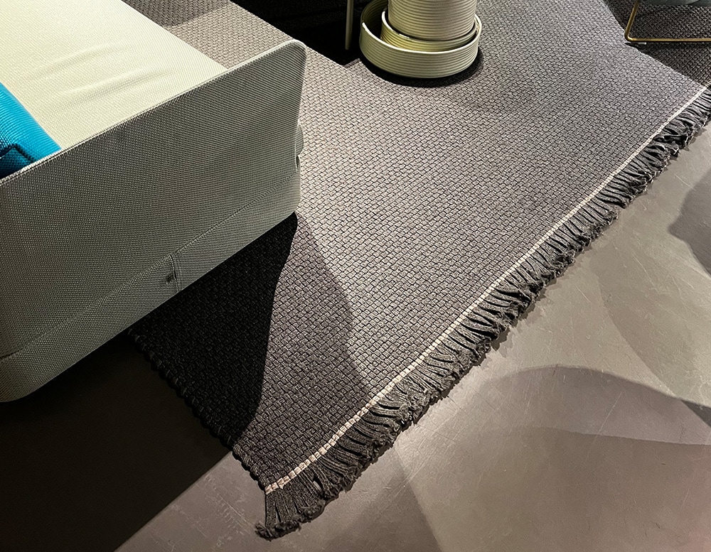 gray rug made manually with synthetic bases in a living room.