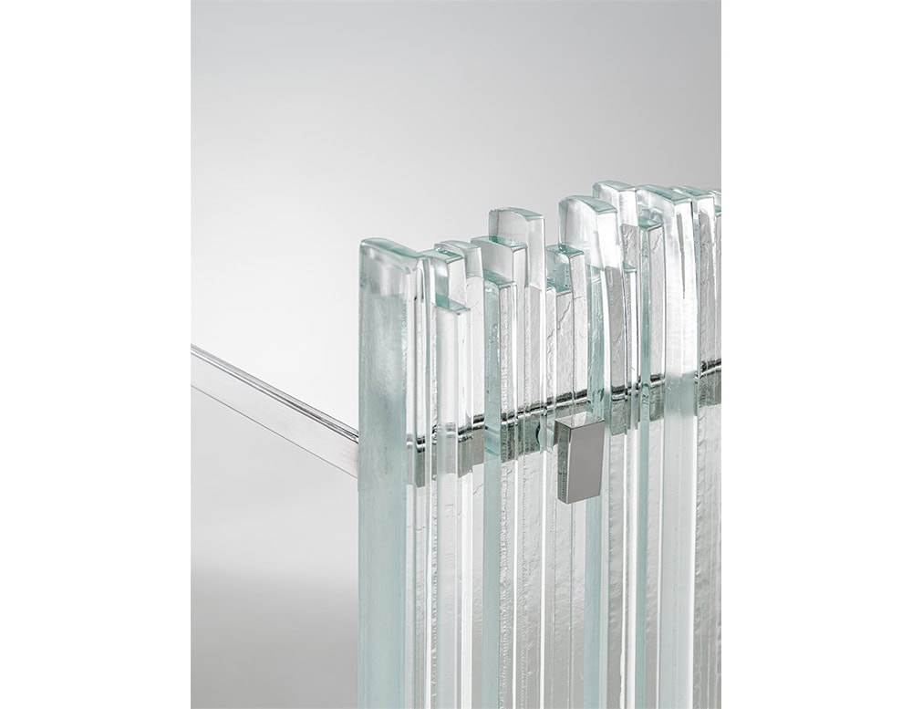 GR Mirage Coffee Table close-up of the glass rod legs and mirrored top. The image emphasizes the crystal-clear vertical elements, secured with metal brackets, highlighting the refined construction details.