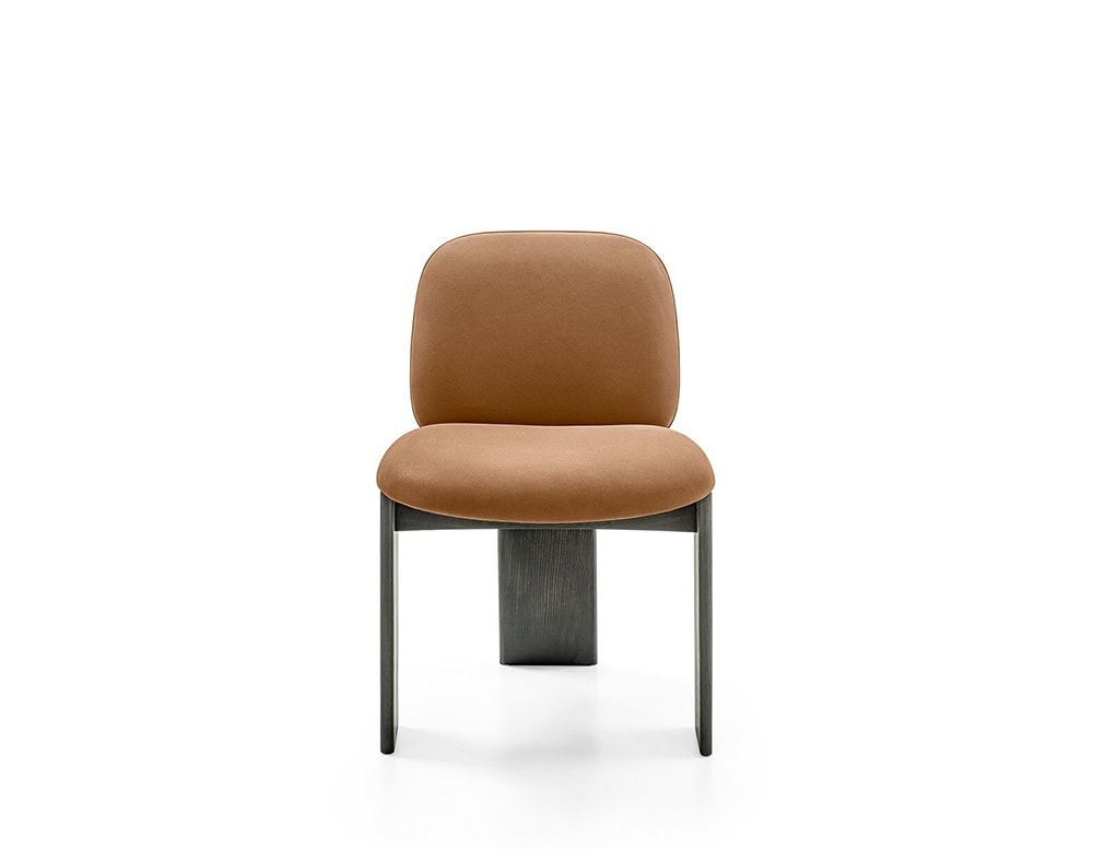 The GR Saki Chair features an enveloping backrest and rounded seat in soft camel-toned upholstery. Its sleek black wood legs and central back support create a refined, contemporary balance between comfort and structure.