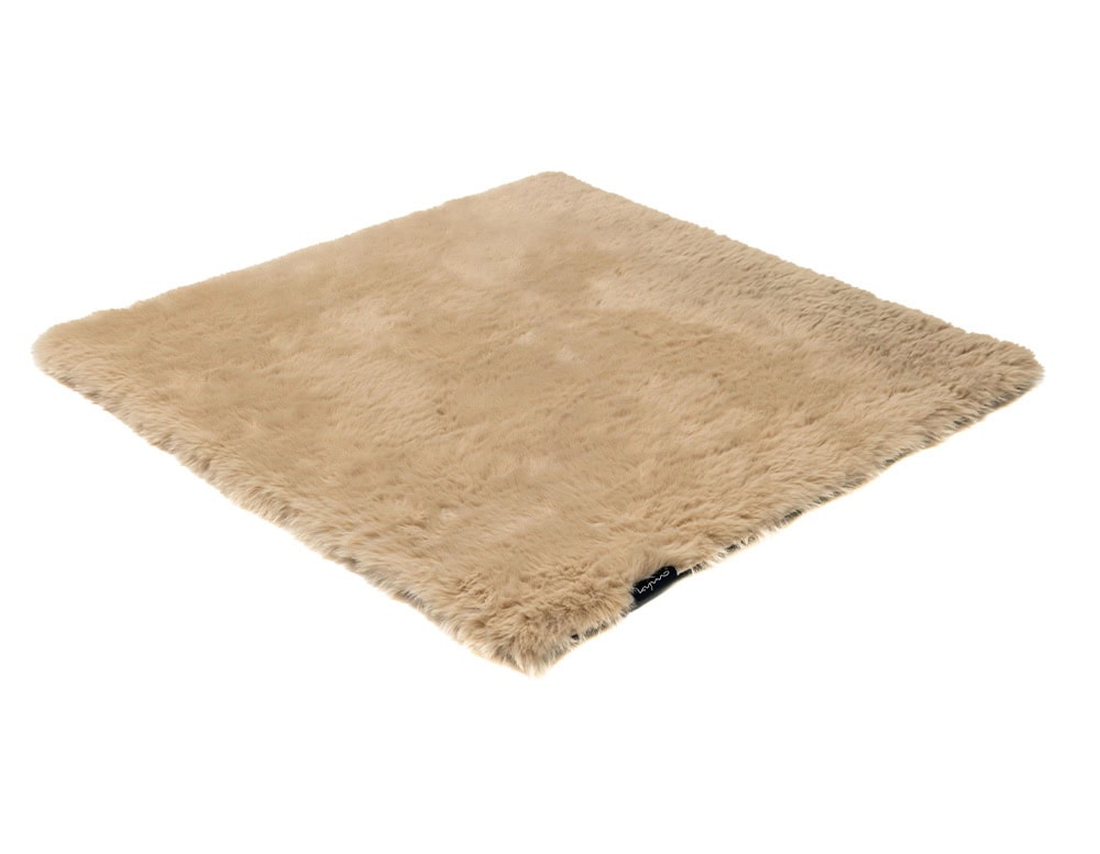 The Kymo Urban Soul Rug in beige offers a plush high pile with a gentle shimmer, adding cozy elegance and understated warmth to any interior space.
