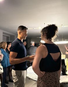 Guests connect and enjoy a relaxed chat in the event’s inviting atmosphere.