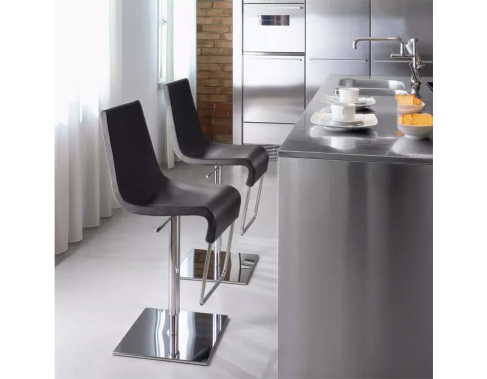 Bon Skipping Stool combines elegance and practicality with its flowing seat design and polished base. Perfect for kitchens or bars, it offers comfort with a sleek, contemporary profile that blends seamlessly into modern interiors.