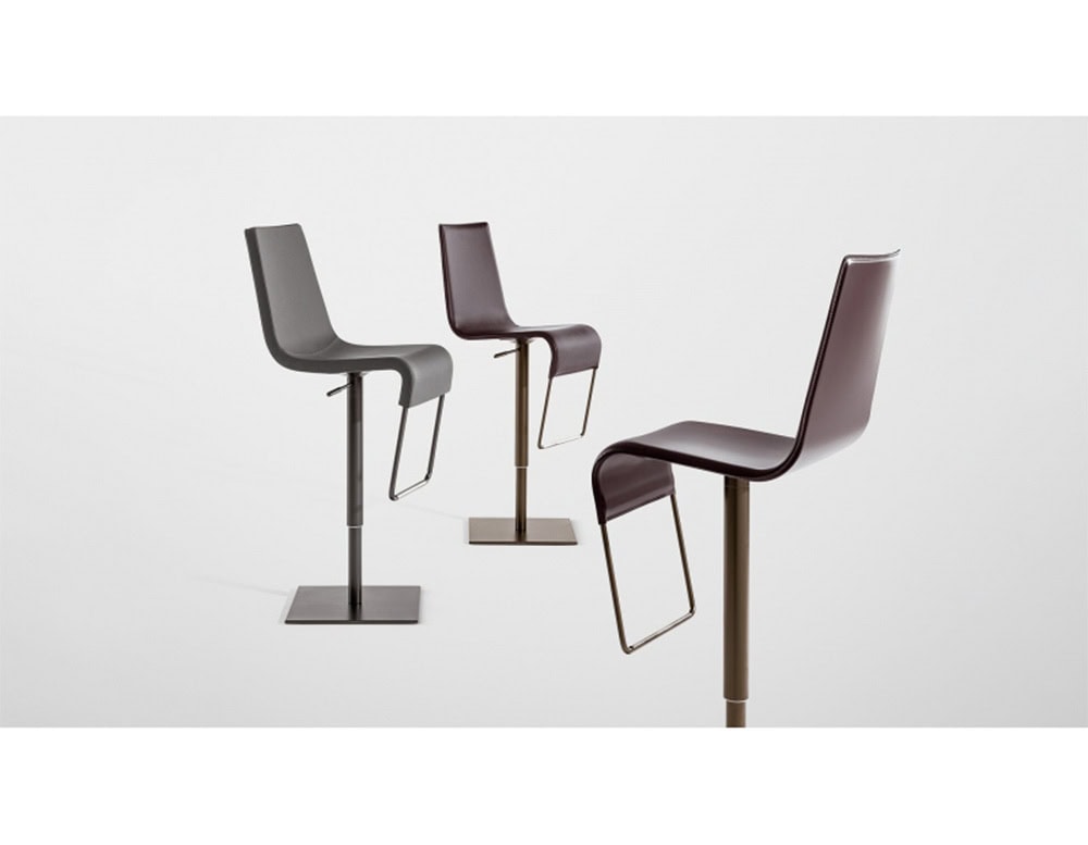 Bon Skipping Stool presents a sleek silhouette with a flowing seat that curves into a built-in footrest. Its refined form and slim base create a modern, lightweight look that enhances any contemporary space.