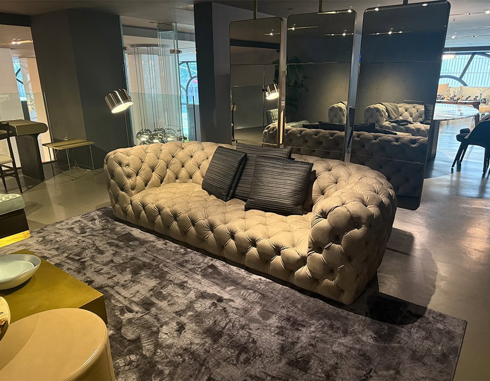 Bax Chester Moon Sofa Kaki showcases timeless craftsmanship with tufted detailing and refined upholstery. Its plush seating and sculptural curves combine luxury with comfort, creating a statement piece for sophisticated living spaces.