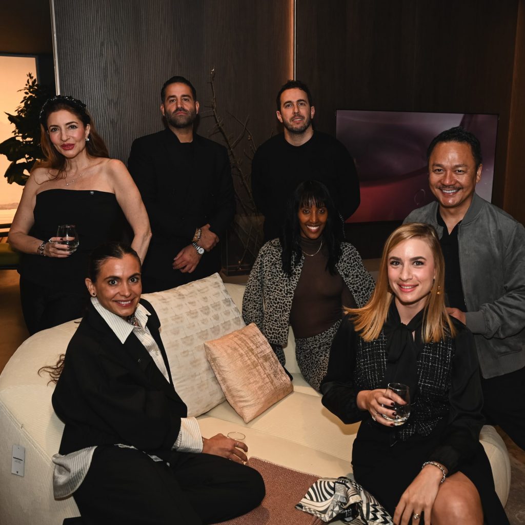 Guests gather comfortably on the showroom’s sleek seating, enjoying drinks and easy conversation as the evening’s design-driven atmosphere brings everyone together.