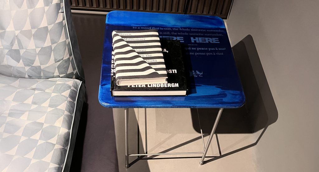 A refined side table with a deep blue surface that brings a bold yet elegant accent to the room. The slim metal base keeps the look light and modern, making it ideal beside seating or as a subtle display piece.