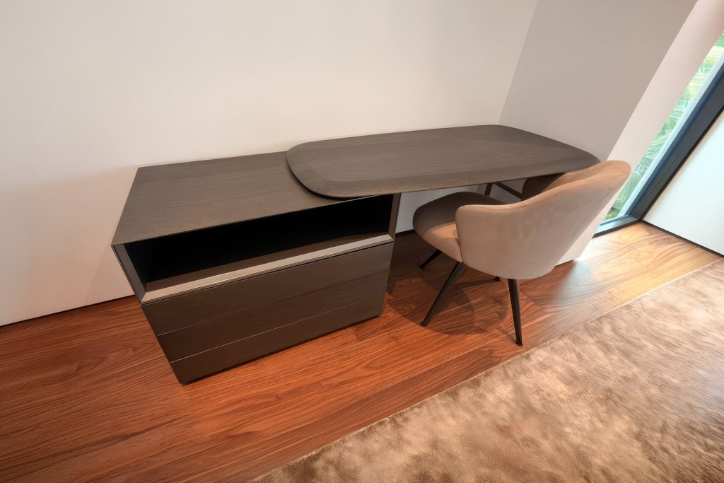 Domino Desk